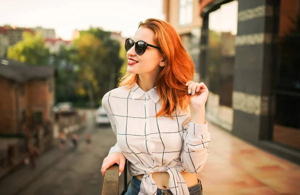 Mulher Ruiva Atraente Óculos Sol Desgaste Blusa Branca Posando Rua — Fotografia de Stock