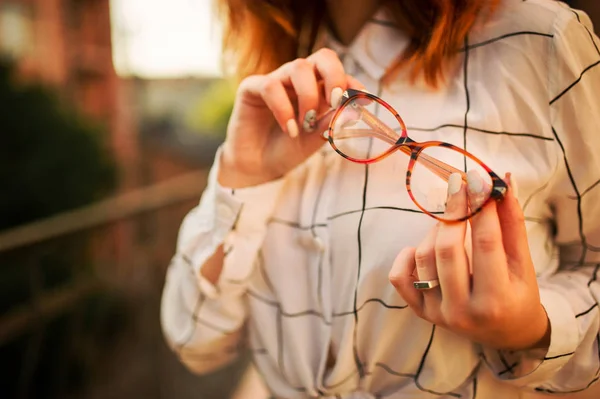 Cerca Foto Las Gafas Que Sostienen Mujer Pelirroja Usar Blusa —  Fotos de Stock