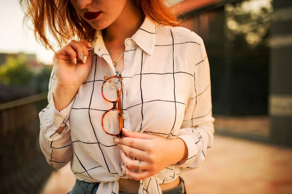 Nahaufnahme Foto Der Brille Hält Rothaarige Frau Tragen Weiße Bluse — Stockfoto