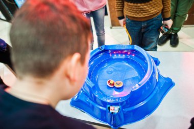 Kiev, Ukrayna - 16 Ocak 2018: Turnuva iplik Beyblade Japonya patlayıcı Beyblade ateş olarak bilinen, en fazla, yazılı ve resimli göre Takao Aoki Japon manga serisi.