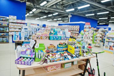 Kiev, Ukrayna - 16 Ocak 2018: Müşteriler alışveriş yapmak için oyuncaklar. 