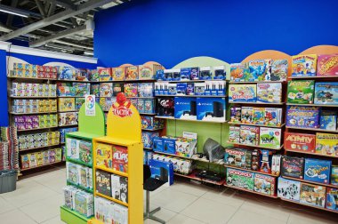 Kiev, Ukrayna - 16 Ocak 2018: Müşteriler alışveriş yapmak için oyuncaklar. 