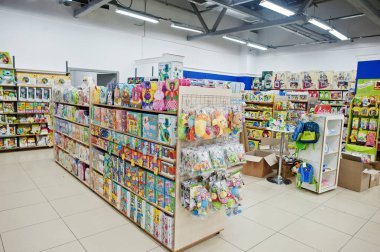 Kiev, Ukrayna - 16 Ocak 2018: Müşteriler alışveriş yapmak için oyuncaklar. 