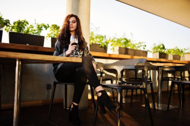 Onun şarap bir barda genç kadının kıvırcık.