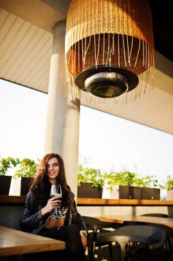 Onun şarap bir barda genç kadının kıvırcık.