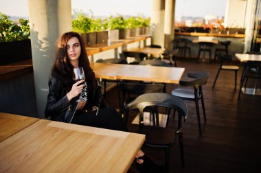 Onun şarap bir barda genç kadının kıvırcık.