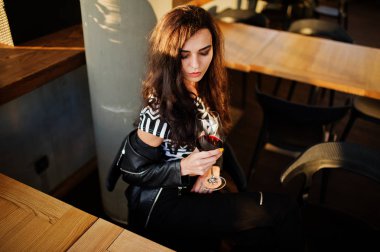 Onun şarap bir barda genç kadının kıvırcık.