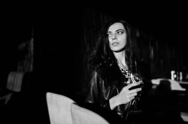 Onun şarap bir barda genç kadının kıvırcık.