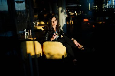 Onun şarap bir barda genç kadının kıvırcık.