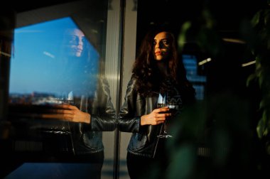 Onun şarap bir barda genç kadının kıvırcık.