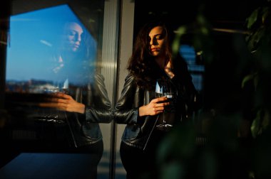 Onun şarap bir barda genç kadının kıvırcık.