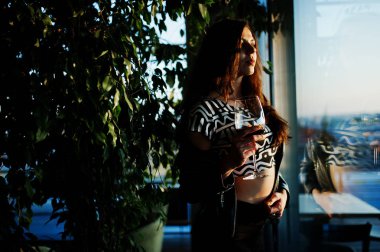 Onun şarap bir barda genç kadının kıvırcık.