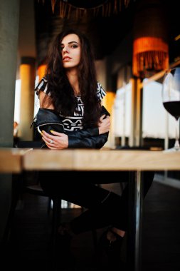 Onun şarap bir barda genç kadının kıvırcık.