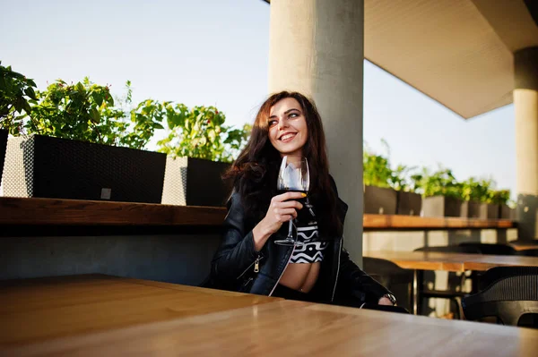 Onun şarap bir barda genç kadının kıvırcık.