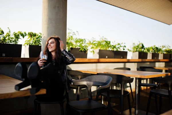 Onun şarap bir barda genç kadının kıvırcık.