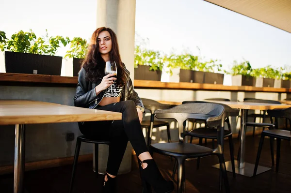 Onun şarap bir barda genç kadının kıvırcık.