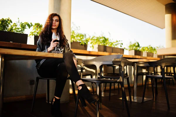 Onun şarap bir barda genç kadının kıvırcık.