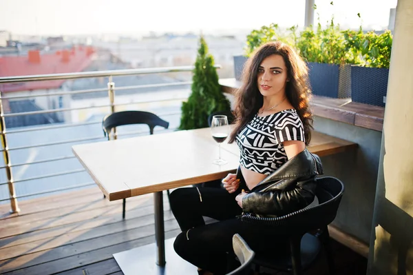 Onun şarap bir barda genç kadının kıvırcık.