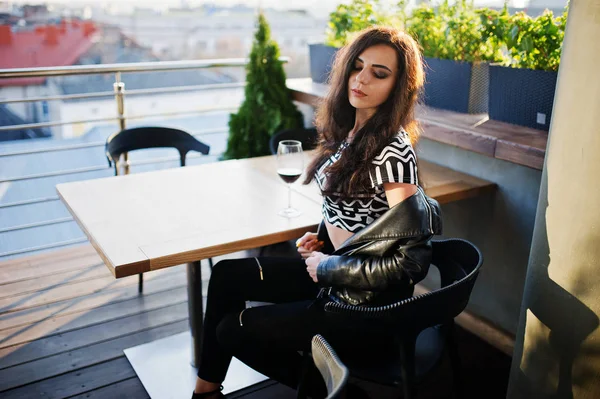 Onun şarap bir barda genç kadının kıvırcık.