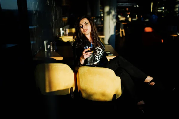 年轻的卷发女人在酒吧里享受她的酒 — 图库照片