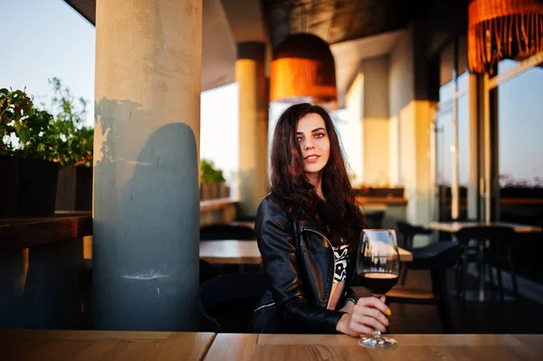 Young Curly Woman Enjoying Her Wine Bar — Stock Photo, Image