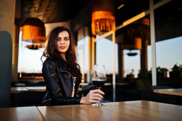 Young Curly Woman Enjoying Her Wine Bar — Stock Photo, Image