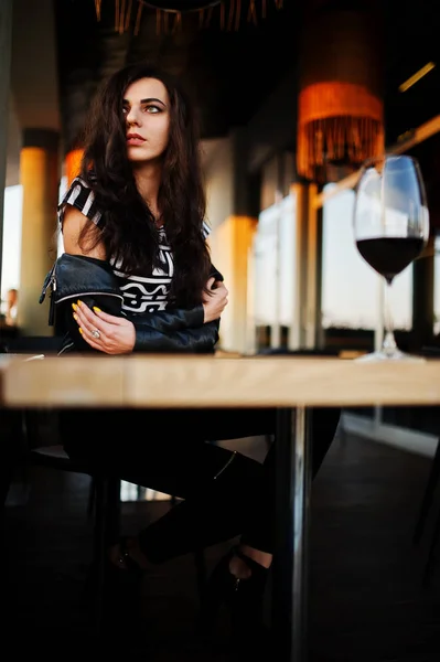 Young Curly Woman Enjoying Her Wine Bar — Stock Photo, Image