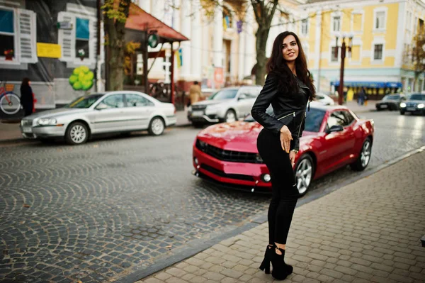 Молодая Кудрявая Сексуальная Женщина Кожаной Куртке Против Красной Машины Улице — стоковое фото