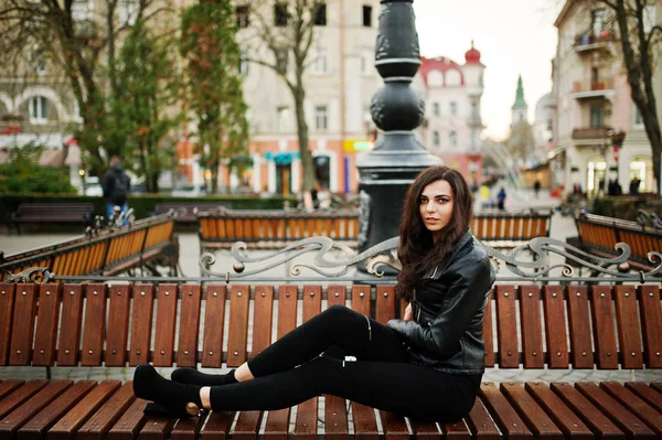 Deri Ceket Street Bankta Oturan Genç Kıvırcık Seksi Kadın — Stok fotoğraf