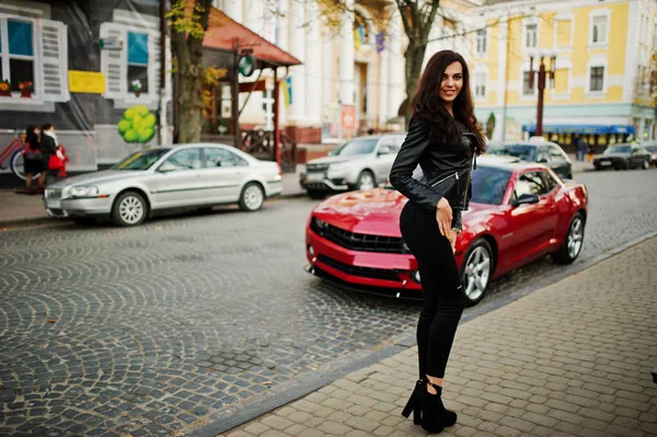 Молодая Кудрявая Сексуальная Женщина Кожаной Куртке Против Красной Машины Улице — стоковое фото