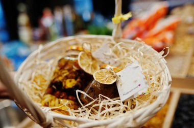 İki hommemade kavanoz sepeti süpermarket veya bakkal mağaza rafındaki, reçelli. Sevgi ile yapılan. 