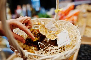 Kadının hommemade dokunmadan el sepeti süpermarket veya bakkal mağaza rafındaki, reçelli kavanozları. Sevgi ile yapılan. 