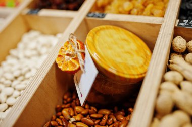 Bir süpermarket veya bakkal rafta fındıklı reçelli Hommemade kavanoz. Sevgi ile yapılan.