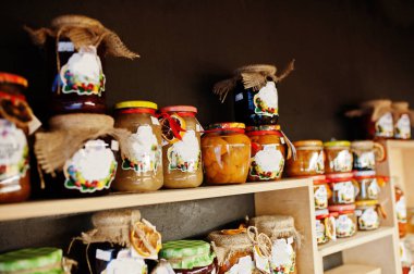 Cam kavanoz reçel çeşitleri ve çilek bir süpermarket raflarında veya bakkal. Ev yapımı konserve ürünleri. Sevgi ile yapılan.