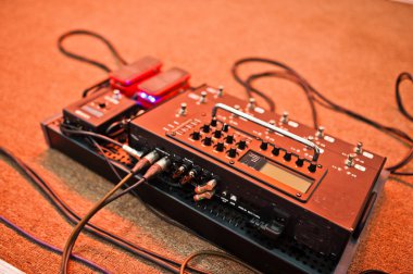 Etkileri pedallar ve Kompresörler, gitar bacaklar için birimle.