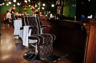 Kahverengi vintage deri sandalyeler şık Kuaför Salonu.
