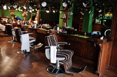 Kahverengi vintage deri sandalyeler şık Kuaför Salonu.