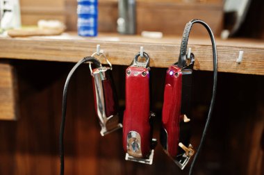 Elektrik makineleri ile ahşap arka plan tabloda Kuaför araçları.