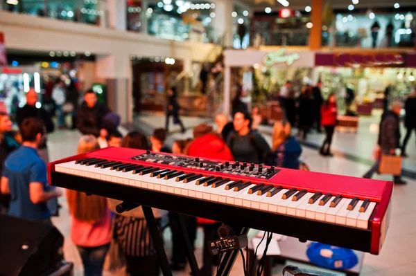 Audio Piano Escenario Una Sala Conciertos Golpeando Gente —  Fotos de Stock