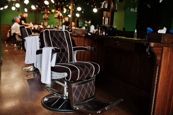 スタイリッシュな理髪店でブラウンのビンテージ レザー椅子 — ストック写真