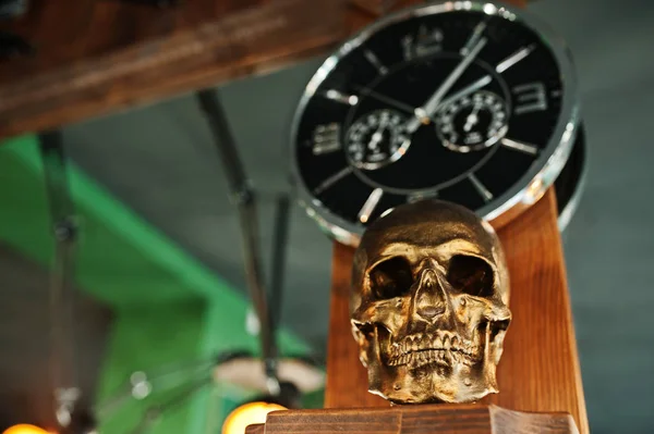 Cráneo Bronce Contra Reloj Peluquería — Foto de Stock