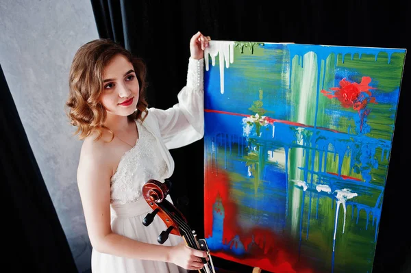 彼女の芸術の絵画の横にダブルベースに白いドレスでかなり若い Gilrl ミュージシャン — ストック写真