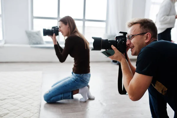 Equipo Dos Fotógrafos Disparando Estudio Fotógrafo Profesional Trabajo —  Fotos de Stock