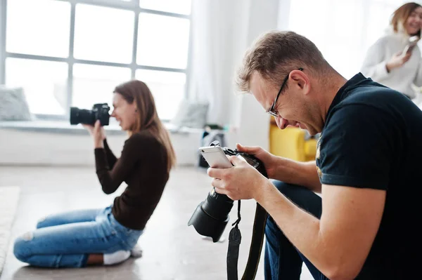 Equipo Dos Fotógrafos Disparando Estudio Fotógrafo Profesional Trabajo — Foto de Stock