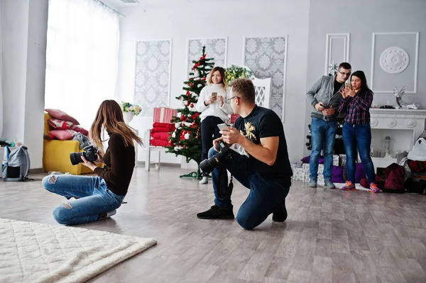 Equipe Dois Fotógrafos Atirando Estúdio Atrás Outros Três Trabalhadores Fotógrafo — Fotografia de Stock