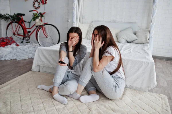 Dvě Dívky Modely Dvojčata Klepněte Tlačítko Dálkového Ovládání Studio Skrývání — Stock fotografie