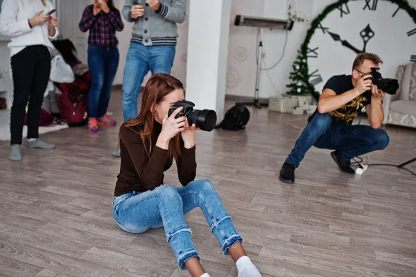 Equipo Dos Fotógrafos Disparando Estudio Detrás Otros Tres Trabajadores Fotógrafo — Foto de Stock
