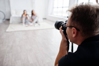 Stüdyo 2 kız çekim adam fotoğrafçı. İş profesyonel fotoğrafçı.