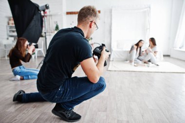 İki fotoğrafçılar stüdyo ikiz kızlar üzerinde çekim ekibi. İş profesyonel fotoğrafçı.
