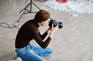 Genç kız fotoğrafçı stüdyo çekim. İş profesyonel fotoğrafçı.